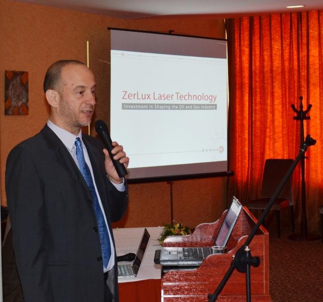 Dr. Bajcsi Péter előad a ZerLux technológiáról