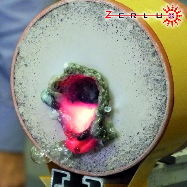 ZerLux technológia üzem közben kőzetmintát olvaszt (fúr)